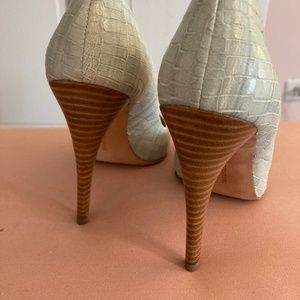 Mint green crocodile pattern pumps.